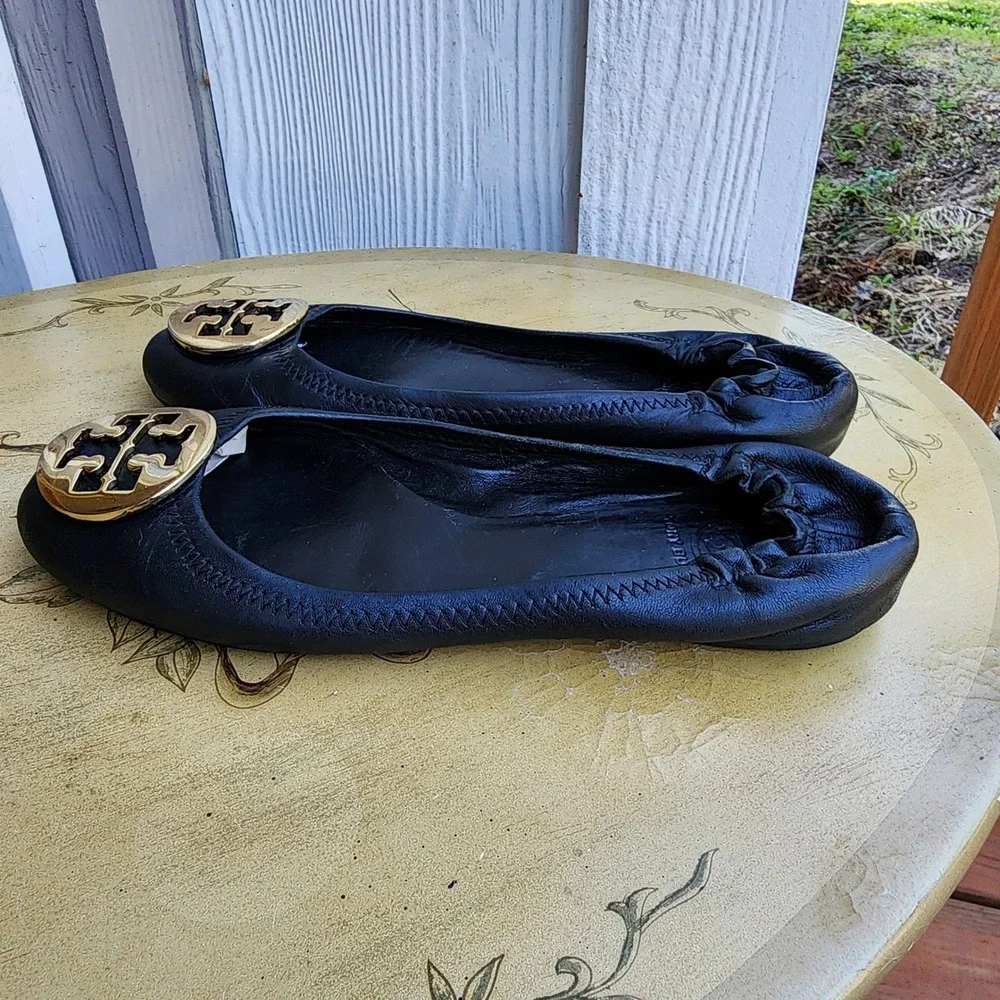 Tory Burch Sz 7.5 Black Leather Reva Ballet Flat Logo Hardware Quiet Luxury